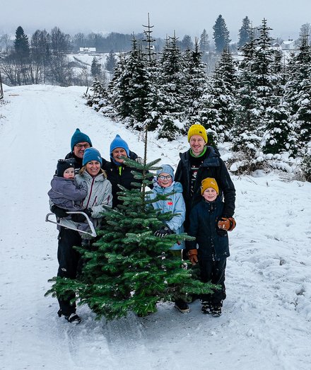 Familie ute med juletre fra Frukt og Juletregården, Lier