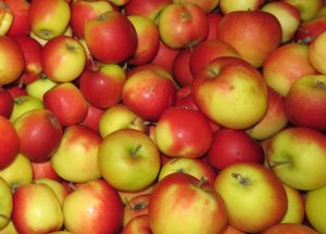 Salg av epler i kasse og poser
