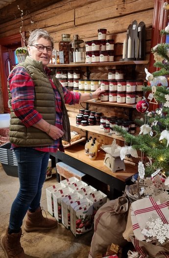 Grethe Swift foran hyller med lokalproduserte produkter og julevarer