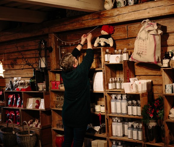 Grethe Swift pynter i gårdsbutikken JuleFjøset på Frukt og Juletregården, Lier